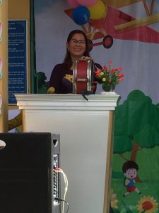 Cô Chúc (hiệu trưởng) phát biểu, giao lưu và đánh 3 hồi trống khai giảng cho năm học mới
